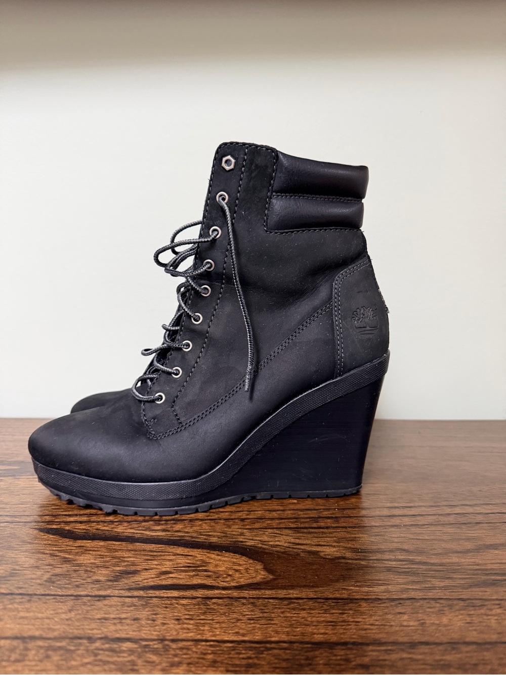 Timberland Women's leather Black Wedge Lace-Up Boots size 9M